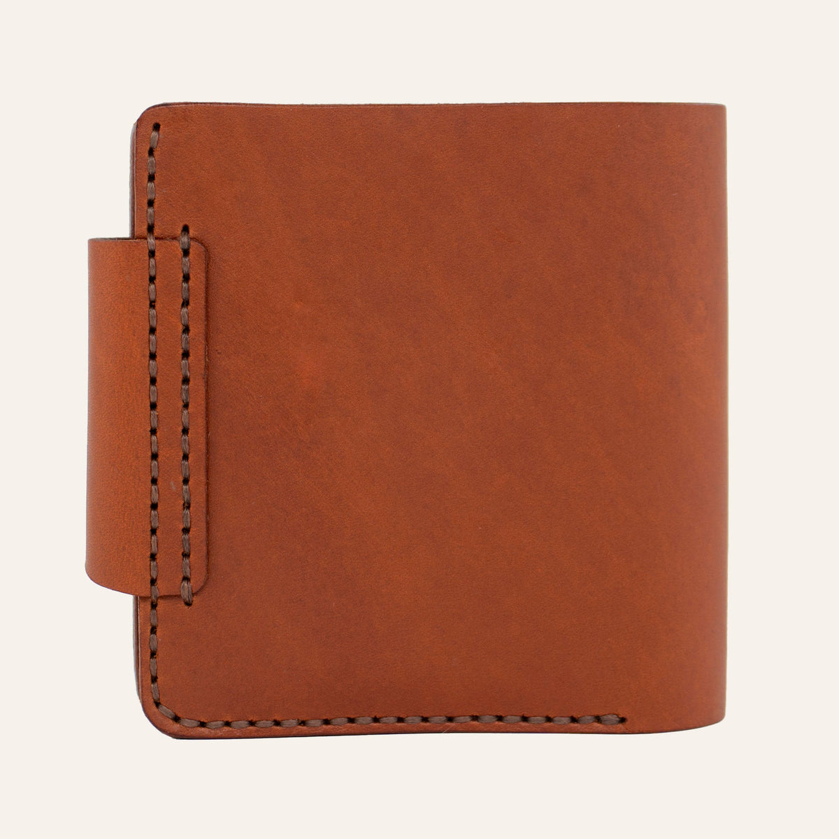 MZ Leather Craft çıtçıtlı yatay kiremit Buttero deri klasik erkek cüzdanı arka görünüm, pürüzsüz sürekli deri panel, çıtçıtlı bütünleşik kapama kayışı ve kontrast kahverengi el dikişleri