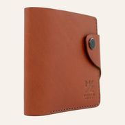 MZ Leather Craft kapalı yatay kiremit Buttero deri klasik erkek cüzdanı, çıtçıtlı bütünleşik kapama kayışını ve kahverengi el dikişi profil yapısını gösteren tam yan profil görünümü