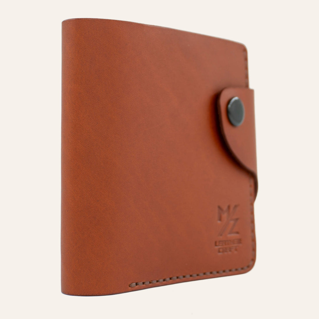 MZ Leather Craft kapalı yatay kiremit Buttero deri klasik erkek cüzdanı, çıtçıtlı bütünleşik kapama kayışını ve kahverengi el dikişi profil yapısını gösteren tam yan profil görünümü