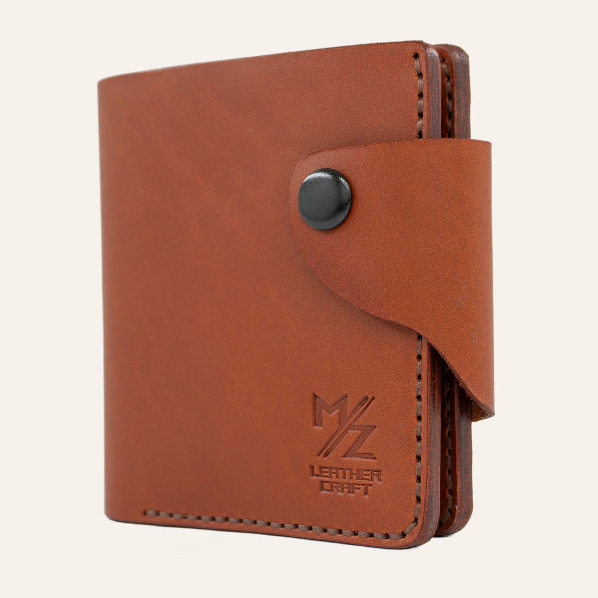 MZ Leather Craft kapalı yatay kiremit Buttero deri klasik erkek cüzdanı, ön yüzey dokusunu, kontrast kahverengi el dikişli ön-diyagonal profili ve alt köşedeki kabartmalı MZ logosunu gösteren görünüm