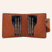 MZ Leather Craft açık kiremit Buttero deri yatay cüzdan, altı kart yuvasını dolu olarak gösteren iç görünüm. Lacivert sample kartlar ve metinleri ile kahverengi saraç dikişler ve MZ logosu net