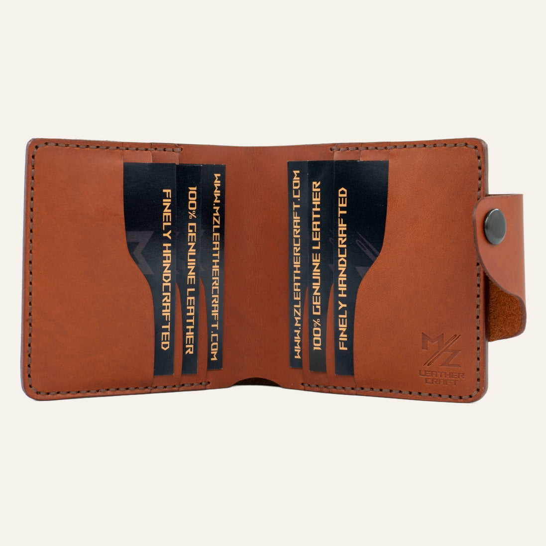 MZ Leather Craft açık kiremit Buttero deri yatay cüzdan, altı kart yuvasını dolu olarak gösteren iç görünüm. Lacivert sample kartlar ve metinleri ile kahverengi saraç dikişler ve MZ logosu net
