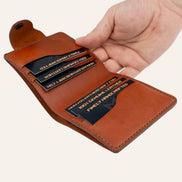 MZ Leather Craft açık kiremit Buttero deri yatay cüzdan, 6 kart bölmesi ve el ile sunum. Kartlar üzerindeki profesyonel gravür metinler ve MZ logosu net