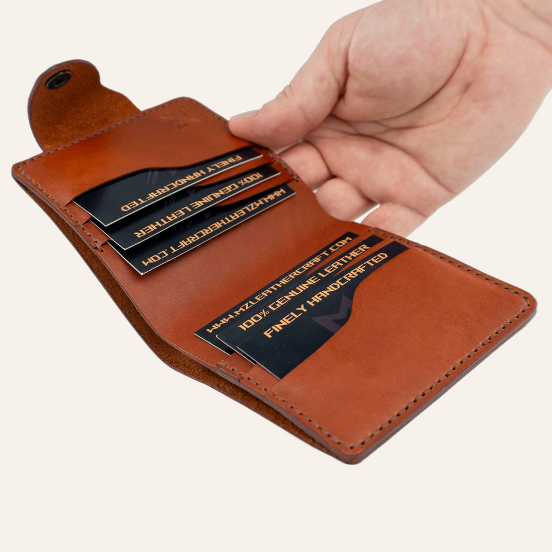 MZ Leather Craft açık kiremit Buttero deri yatay cüzdan, 6 kart bölmesi ve el ile sunum. Kartlar üzerindeki profesyonel gravür metinler ve MZ logosu net