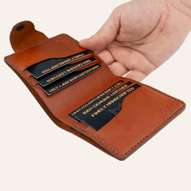 MZ Leather Craft açık kiremit Buttero deri yatay cüzdan, 6 kart bölmesi ve el ile sunum. Kartlar üzerindeki profesyonel gravür metinler ve MZ logosu net