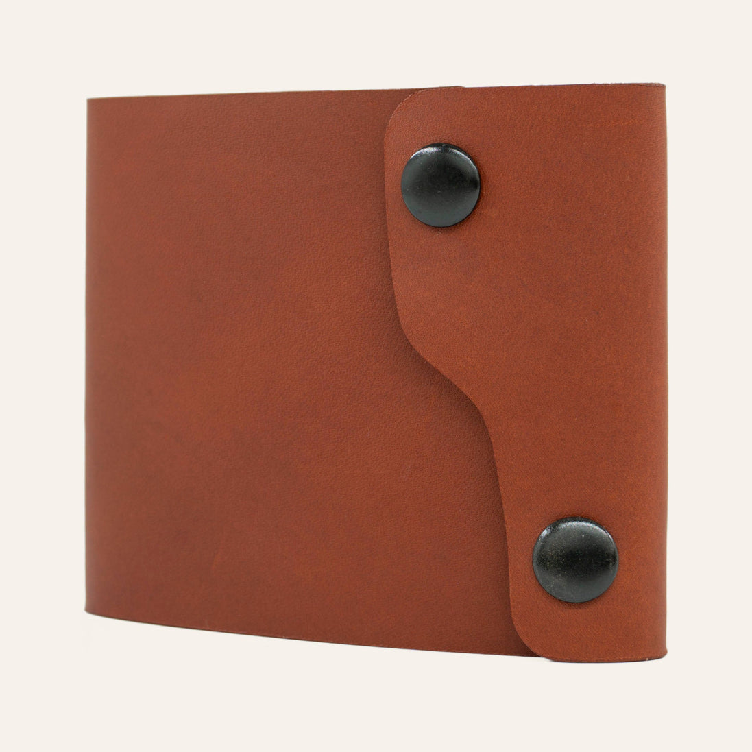 MZ Leather Craft kiremit Buttero deri dil kapaklı kompakt cüzdan, kapalı hafif açılı sağ profil görünümü, çift çıtçıt detayı ve asimetrik kapak yapısı