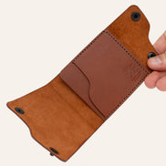 MZ Leather Craft açık dil kapaklı kompakt kiremit Buttero deri cüzdan, el ile tutulan boş iç görünüm, tekli geniş kart bölmesi ve kahverengi el dikişi detayları