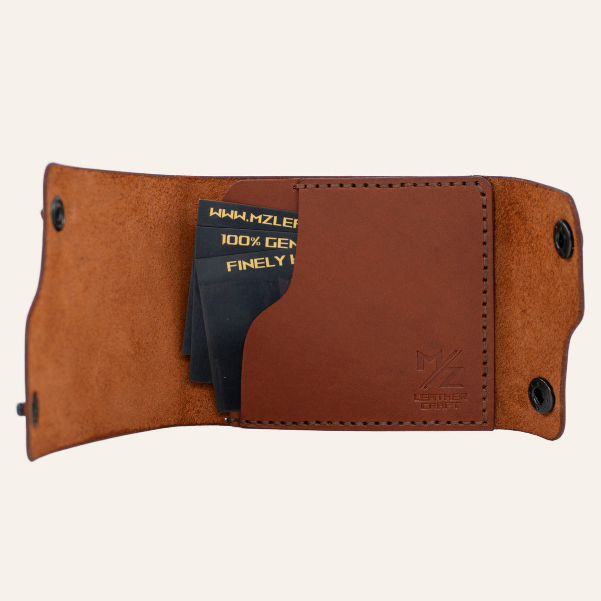 MZ Leather Craft açık dil kapaklı kompakt kiremit Buttero deri cüzdan iç görünüm, dolu kart yuvası, tanıtım kartları, kabartmalı MZ logosu ve kahverengi saraç dikişleri