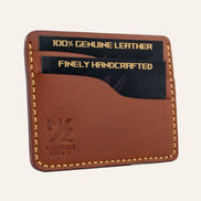 MZ Leather Craft yatay minimalist kiremit Buttero deri kartlık, kartlarla dolu hafif açılı sol profil görünümü, pürüzsüz yüzey dokusu ve sarı el dikişi hattı