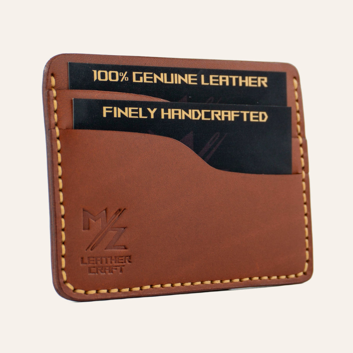 MZ Leather Craft yatay minimalist kiremit Buttero deri kartlık, kartlarla dolu hafif açılı sol profil görünümü, pürüzsüz yüzey dokusu ve sarı el dikişi hattı