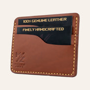 MZ Leather Craft yatay minimalist kiremit Buttero deri kartlık, kartlarla dolu hafif açılı sağ profil görünümü, sarı el dikişi kalitesi ve pürüzsüz yüzey dokusu