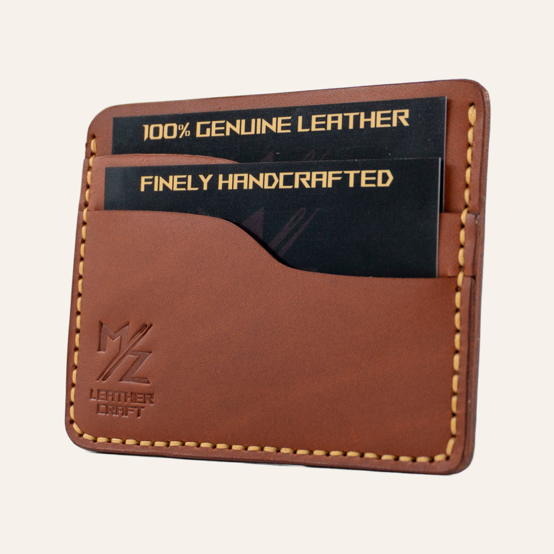 MZ Leather Craft yatay minimalist kiremit Buttero deri kartlık, kartlarla dolu hafif açılı sağ profil görünümü, sarı el dikişi kalitesi ve pürüzsüz yüzey dokusu