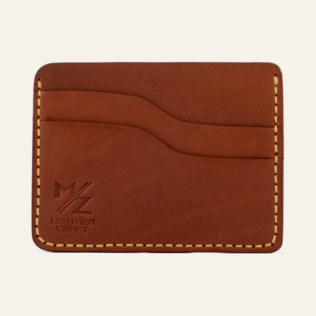 MZ Leather Craft yatay minimalist kiremit Buttero deri kartlık, boş kart yuvalarını ve pürüzsüz deri dokusunu gösteren düz ön görünüm, sarı el dikişleri ve kabartmalı MZ logosu