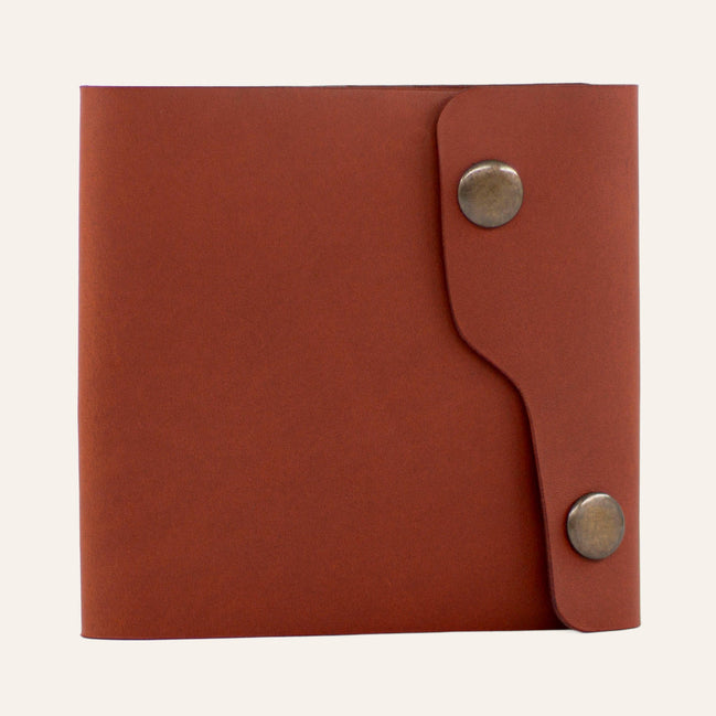 MZ Leather Craft çift çıtçıtlı dil kapaklı kiremit Buttero deri erkek cüzdanı, kapalı önden görünüm ve asimetrik kapak tasarımı 