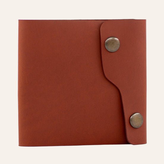 MZ Leather Craft çift çıtçıtlı dil kapaklı kiremit Buttero deri erkek cüzdanı, kapalı önden görünüm ve asimetrik kapak tasarımı 
