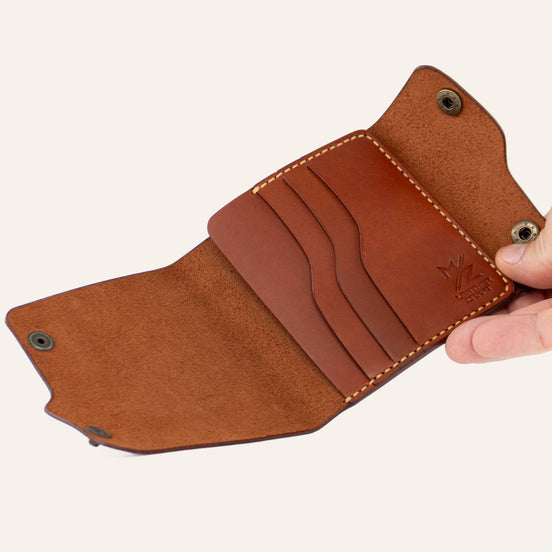MZ Leather Craft açık dil kapaklı kiremit Buttero deri cüzdan, el ile tutulan boş iç görünüm, kıvrımlı kart yuvaları ve sarı el dikişi detayları