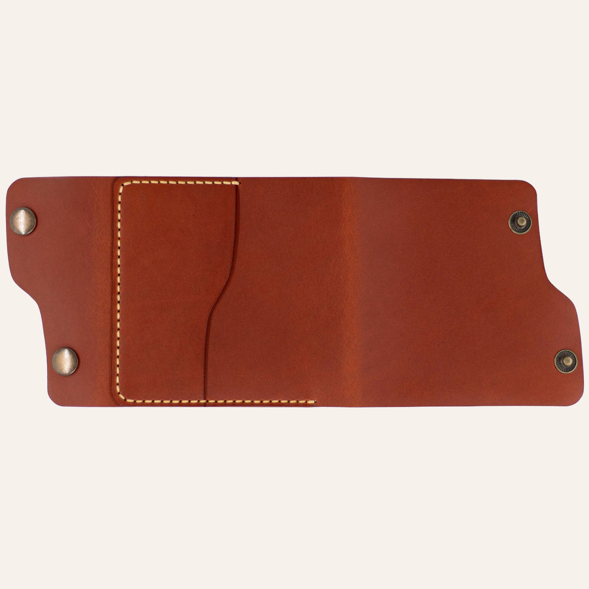 MZ Leather Craft tamamen açılmış dil kapaklı kiremit Buttero deri cüzdan, düz dış görünüm, sarı el dikişli dış kart yuvası ve asimetrik kapak formu