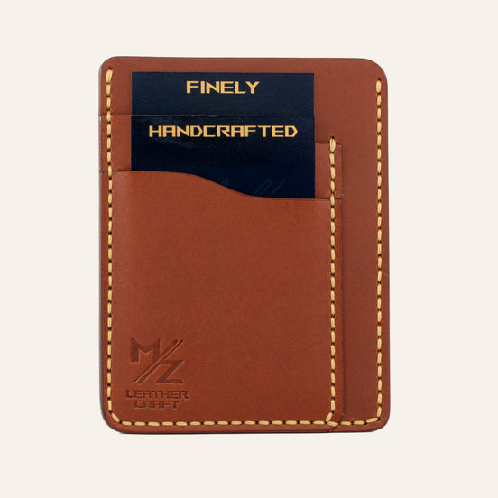 MZ Leather Craft dikey minimalist kiremit Buttero deri kartlık, kartlarla dolu önden görünüm, sarı el dikişleri ve sol alt köşede kabartmalı MZ logosu