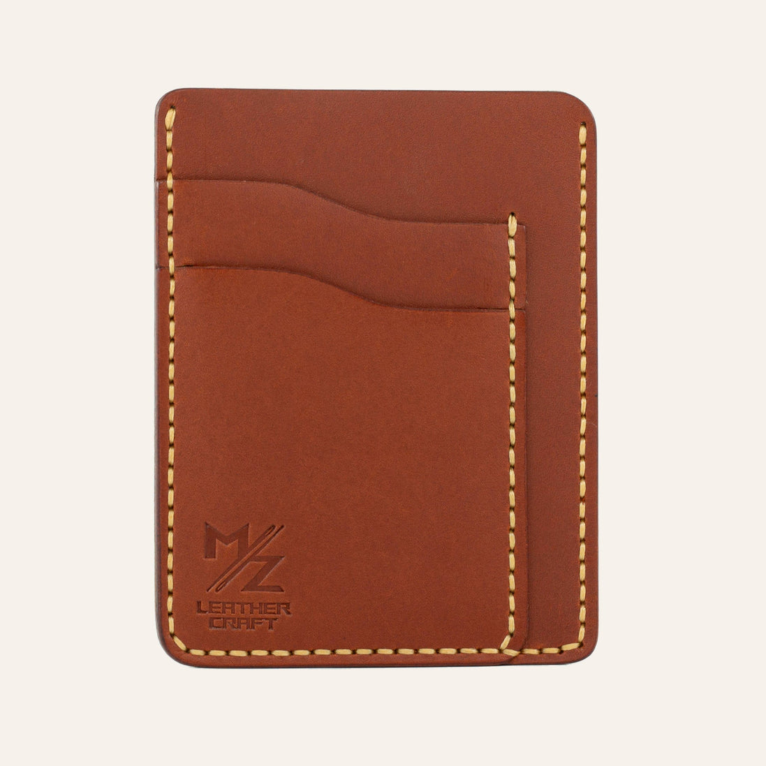 MZ Leather Craft dikey minimalist kiremit Buttero deri kartlık, boş kart yuvalarını ve pürüzsüz deri dokusunu gösteren düz ön görünüm, sarı el dikişleri ve kabartmalı MZ logosu