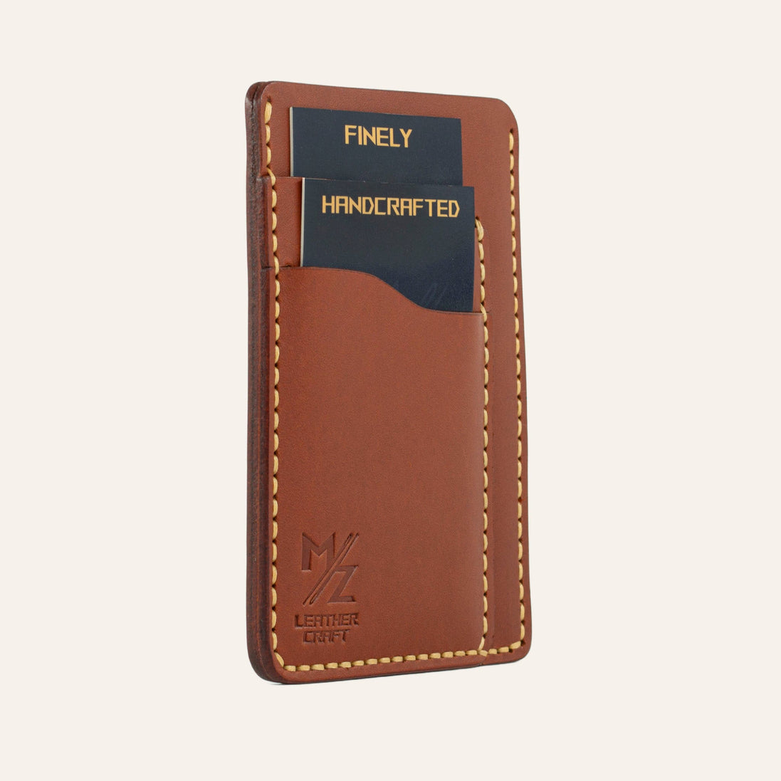MZ Leather Craft dikey minimalist kiremit Buttero deri kartlık, kartlarla dolu hafif açılı sol profil görünümü, pürüzsüz yüzey dokusu ve sarı el dikişi hattı