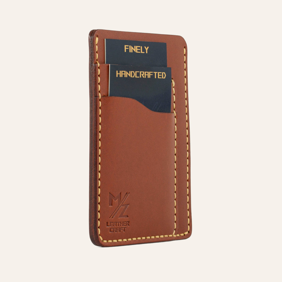 MZ Leather Craft dikey minimalist kiremit Buttero deri kartlık, kartlarla dolu hafif açılı sol profil görünümü, pürüzsüz yüzey dokusu ve sarı el dikişi hattı