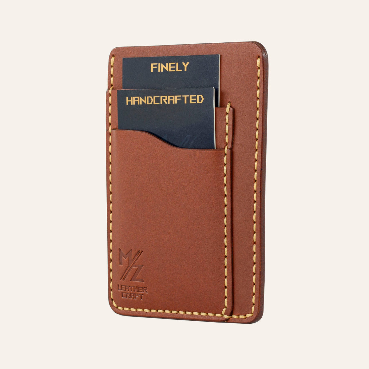 MZ Leather Craft dikey minimalist kiremit Buttero deri kartlık, kartlarla dolu hafif açılı sağ profil görünümü, sarı el dikişi kalitesi ve pürüzsüz yüzey dokusu
