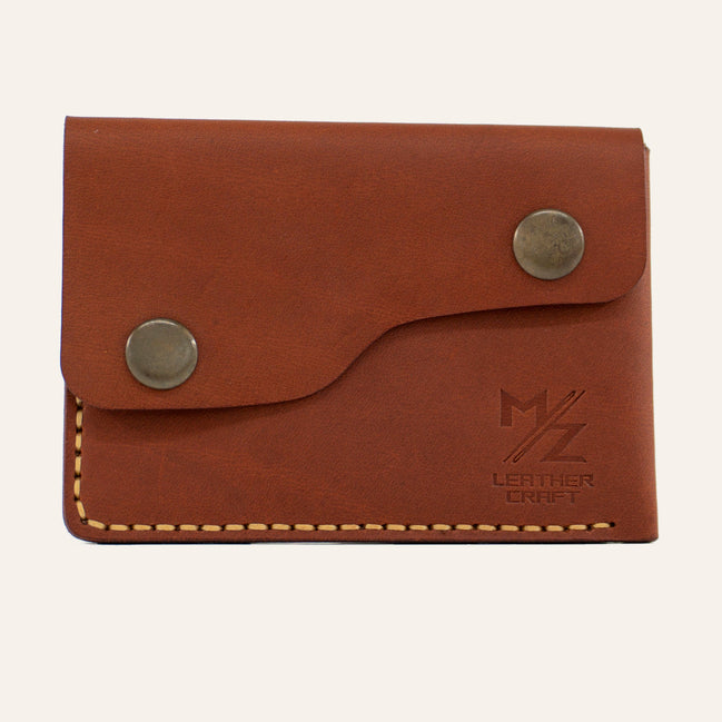 MZ Leather Craft çift çıtçıtlı kapaklı minimalist kiremit Buttero deri cüzdan, kapalı önden görünüm, asimetrik kapak formu, sarı el dikişi ve kabartmalı MZ logosu