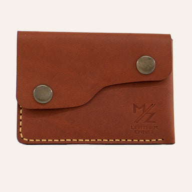 MZ Leather Craft çift çıtçıtlı kapaklı minimalist kiremit Buttero deri cüzdan, kapalı önden görünüm, asimetrik kapak formu, sarı el dikişi ve kabartmalı MZ logosu