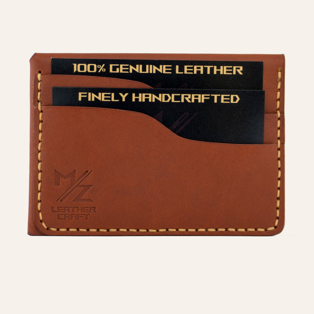 MZ Leather Craft çift çıtçıtlı kapaklı minimalist kiremit Buttero deri cüzdan dolu arka görünüm, tanıtım kartları yerleştirilmiş iki adet kart yuvası, sarı el dikişleri ve MZ logosu