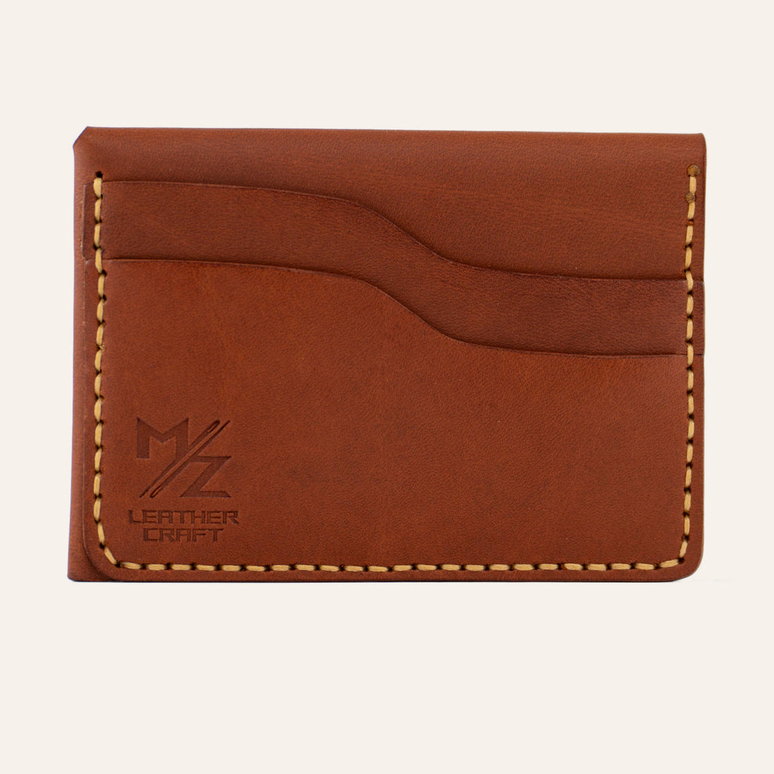 MZ Leather Craft çift çıtçıtlı kapaklı minimalist kiremit Buttero deri cüzdan boş arka görünüm, kıvrımlı iki adet kart yuvası, sarı saraç dikişleri ve kabartmalı MZ logosu 