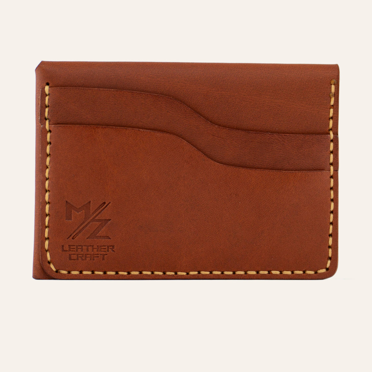 MZ Leather Craft çift çıtçıtlı kapaklı minimalist kiremit Buttero deri cüzdan boş arka görünüm, kıvrımlı iki adet kart yuvası, sarı saraç dikişleri ve kabartmalı MZ logosu 
