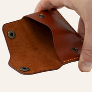 MZ Leather Craft açık kapaklı minimalist kiremit Buttero deri cüzdan, el ile tutulan iç görünüm, ana bölme, açık çıtçıtlar ve sarı el dikişi detayları