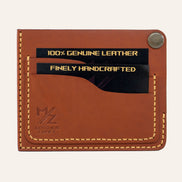 MZ Leather Craft köşe çıtçıtlı ters cüzdan kiremit Buttero deri, kapalı önden görünüm, iki adet dolu kart yuvası, sarı el dikişi ve kabartmalı MZ logosu