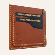 MZ Leather Craft köşe çıtçıtlı ters cüzdan kiremit Buttero deri, kapalı hafif açılı sol profil görünümü, dolu kart yuvaları, sarı el dikişi ve pürüzsüz deri dokusu