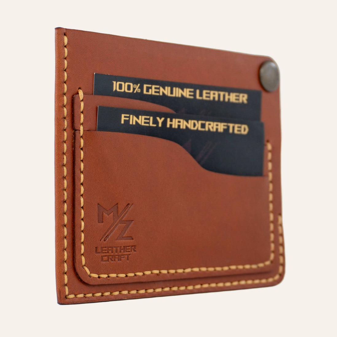 MZ Leather Craft köşe çıtçıtlı ters cüzdan kiremit Buttero deri, kapalı hafif açılı sol profil görünümü, dolu kart yuvaları, sarı el dikişi ve pürüzsüz deri dokusu
