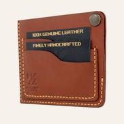 MZ Leather Craft köşe çıtçıtlı ters cüzdan kiremit Buttero deri, kapalı hafif açılı sağ profil görünümü, köşe çıtçıt detayı ve sarı saraç dikişleri
