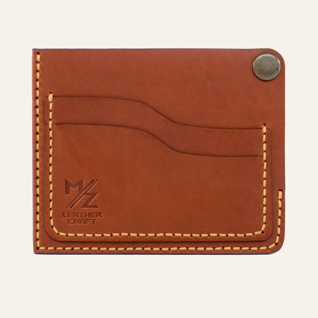 MZ Leather Craft köşe çıtçıtlı ters cüzdan kiremit Buttero deri, boş kart yuvalarını, kıvrımlı kesim hatlarını ve kapalı köşe çıtçıtını gösteren ön görünüm