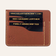 MZ Leather Craft kiremit Buttero deri ters cüzdan, kartlarla dolu düz ön görünüm, 3 ön kart yuvası, sarı el dikişleri ve kabartmalı MZ logosu