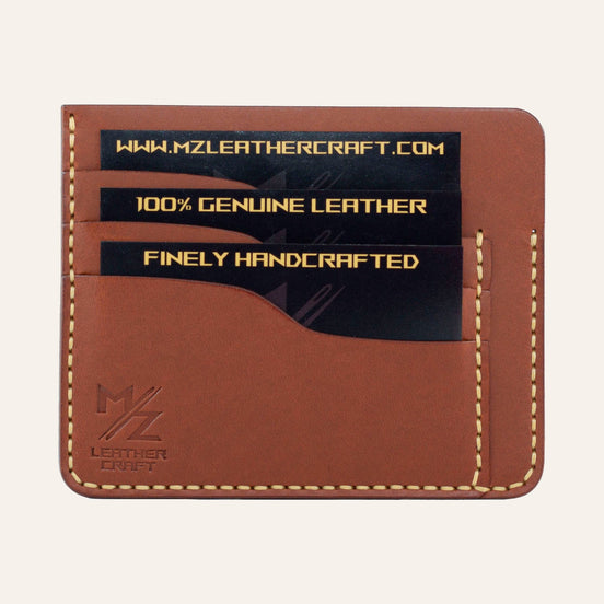 MZ Leather Craft kiremit Buttero deri ters cüzdan, kartlarla dolu düz ön görünüm, 3 ön kart yuvası, sarı el dikişleri ve kabartmalı MZ logosu