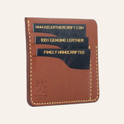 MZ Leather Craft kiremit Buttero deri ters cüzdan, kartlarla dolu hafif açılı sol profil görünümü, mat yüzey dokusu ve sarı el dikişi hattı