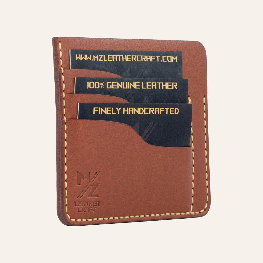 MZ Leather Craft kiremit Buttero deri ters cüzdan, kartlarla dolu hafif açılı sol profil görünümü, mat yüzey dokusu ve sarı el dikişi hattı
