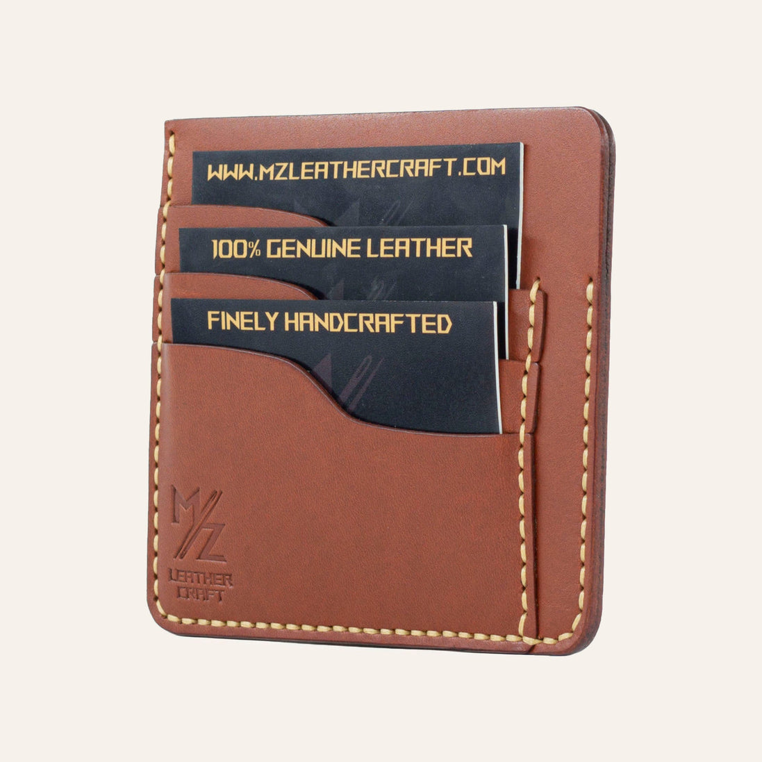 MZ Leather Craft kiremit Buttero deri ters cüzdan, kartlarla dolu hafif açılı sağ profil görünümü, sarı el dikişi kalitesi ve belirgin Buttero deri dokusu