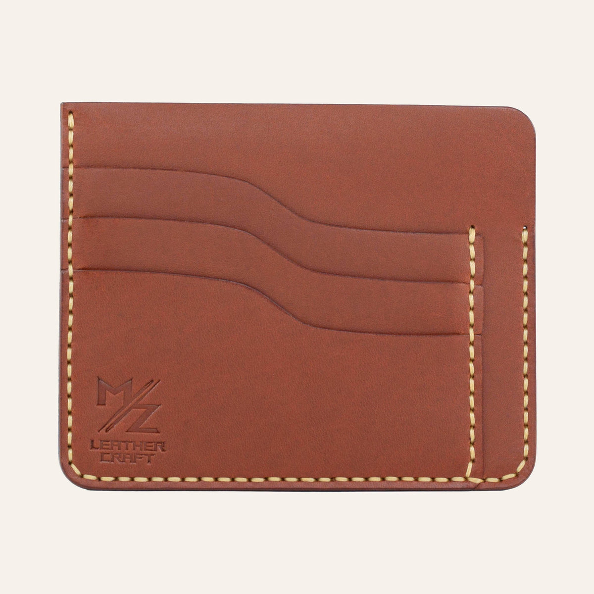MZ Leather Craft kiremit Buttero deri ters cüzdan, 3 boş kart yuvasını ve mat deri dokusunu gösteren düz ön görünüm, sarı el dikişleri ve kabartmalı MZ logosu