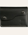 MZ Leather Craft çift çıtçıtlı kapaklı minimalist siyah Buttero deri cüzdan, kapalı önden görünüm, asimetrik kapak formu, açık gri el dikişi ve kabartmalı MZ logosu
