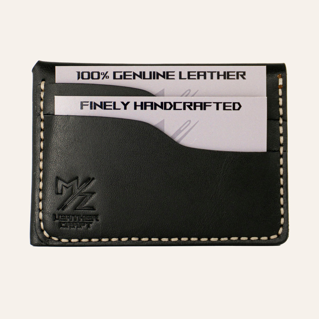 MZ Leather Craft çift çıtçıtlı kapaklı minimalist siyah Buttero deri cüzdan dolu arka görünüm, tanıtım kartları yerleştirilmiş iki adet kart yuvası, açık gri el dikişleri ve MZ logosu