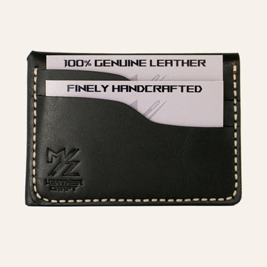MZ Leather Craft çift çıtçıtlı kapaklı minimalist siyah Buttero deri cüzdan dolu arka görünüm, tanıtım kartları yerleştirilmiş iki adet kart yuvası, açık gri el dikişleri ve MZ logosu