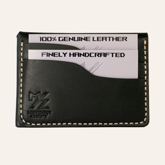 MZ Leather Craft çift çıtçıtlı kapaklı minimalist siyah Buttero deri cüzdan dolu arka görünüm, tanıtım kartları yerleştirilmiş iki adet kart yuvası, açık gri el dikişleri ve MZ logosu