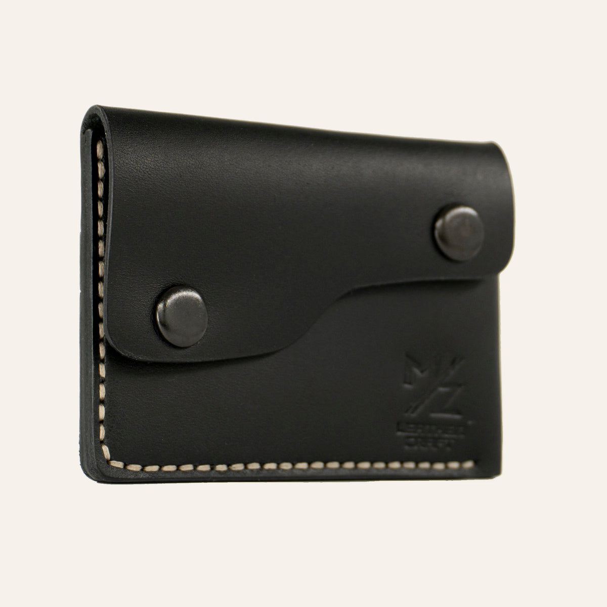 MZ Leather Craft siyah Buttero deri kapaklı minimalist cüzdan, kapalı hafif açılı sol profil görünümü, açık gri el dikişi hattı ve pürüzsüz deri dokusu