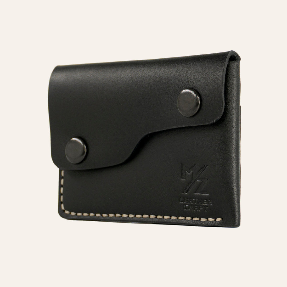 MZ Leather Craft siyah Buttero deri kapaklı minimalist cüzdan, kapalı hafif açılı sağ profil görünümü, çift çıtçıt detayı ve asimetrik kapak yapısı