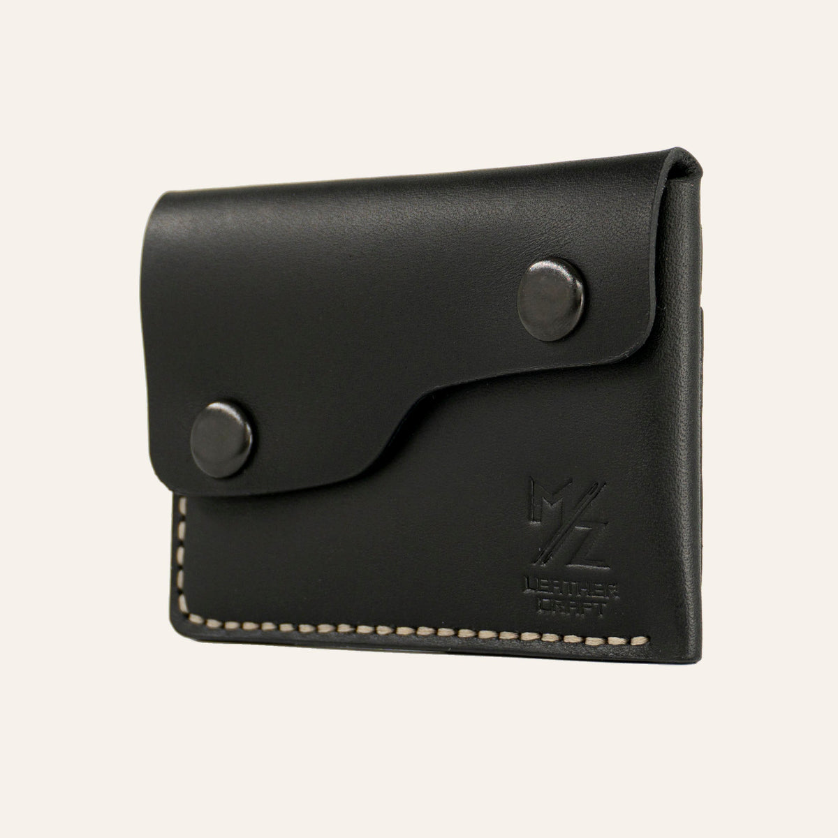 MZ Leather Craft siyah Buttero deri kapaklı minimalist cüzdan, kapalı hafif açılı sağ profil görünümü, çift çıtçıt detayı ve asimetrik kapak yapısı